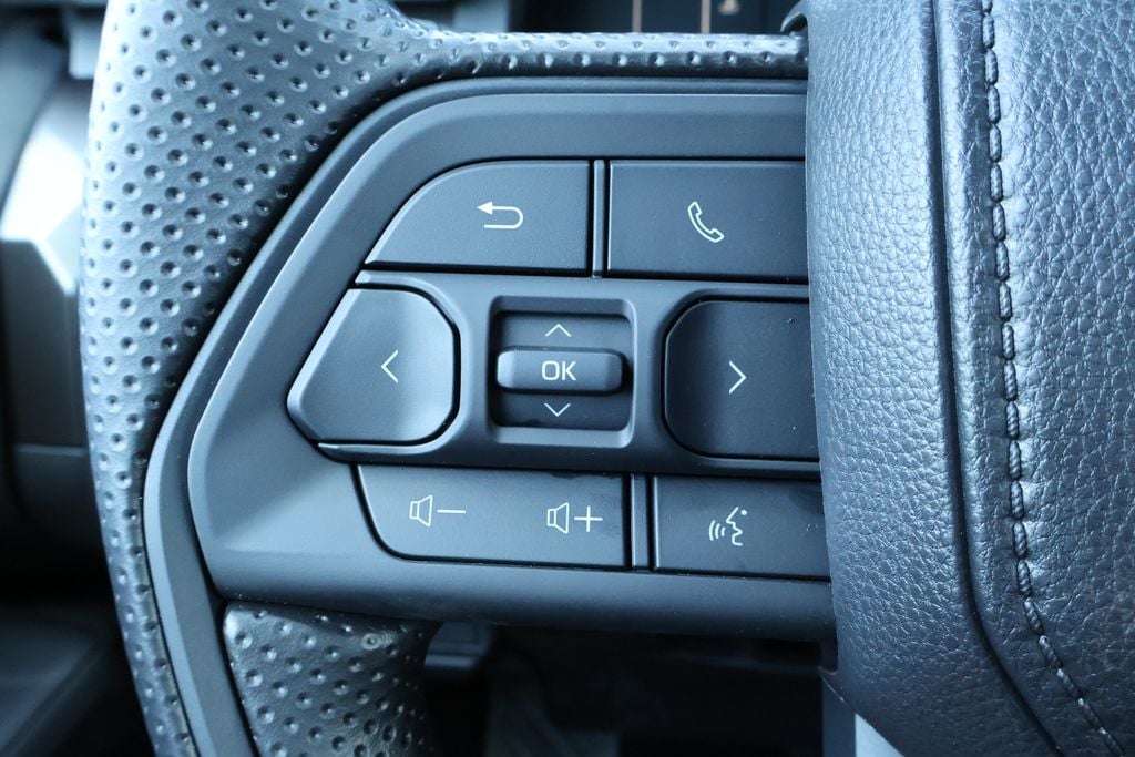 2025 Toyota Tacoma SR5 - Photo 10