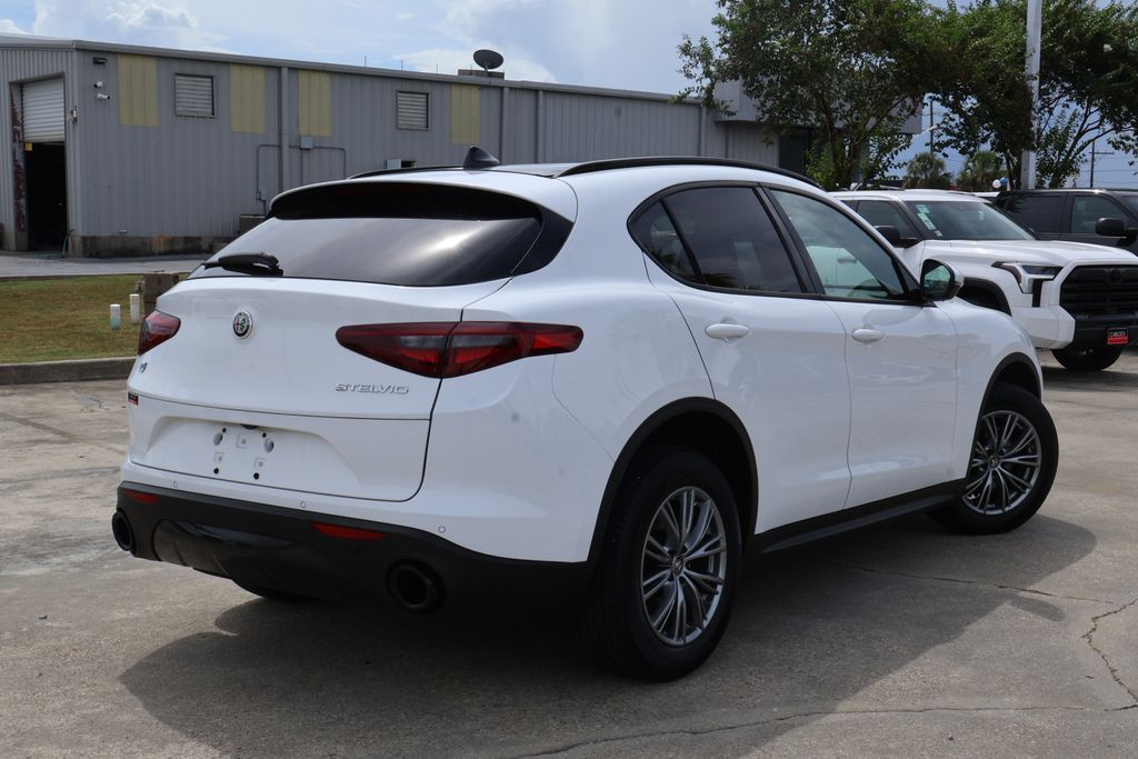 2022 Alfa Romeo Stelvio Sprint photo 2