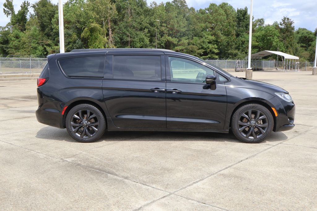 2019 Chrysler Pacifica Limited photo 3