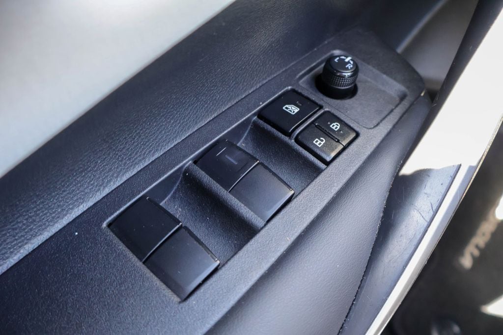 2023 Toyota Corolla SE - Photo 17