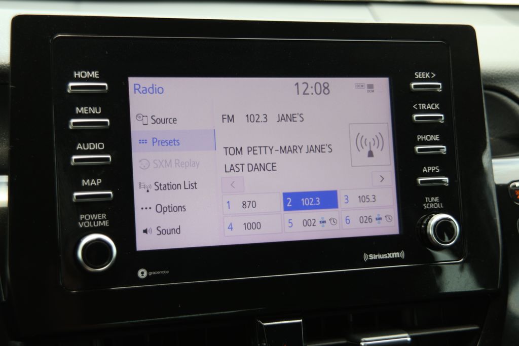2022 Toyota Camry SE photo 3