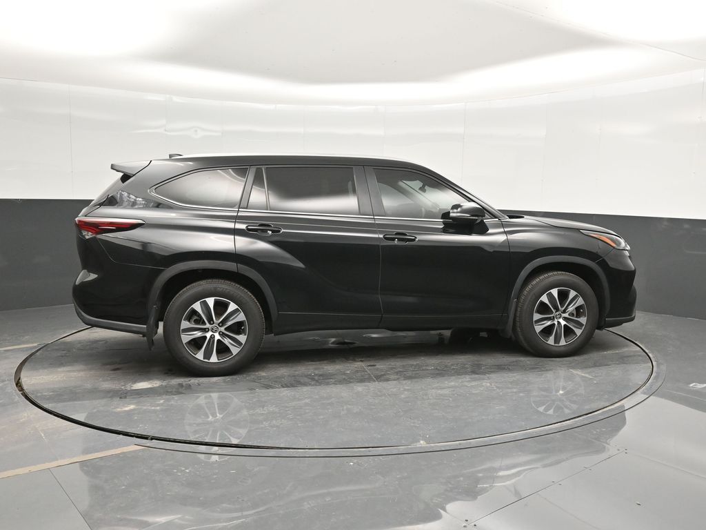 2024 Toyota Highlander XLE photo 3