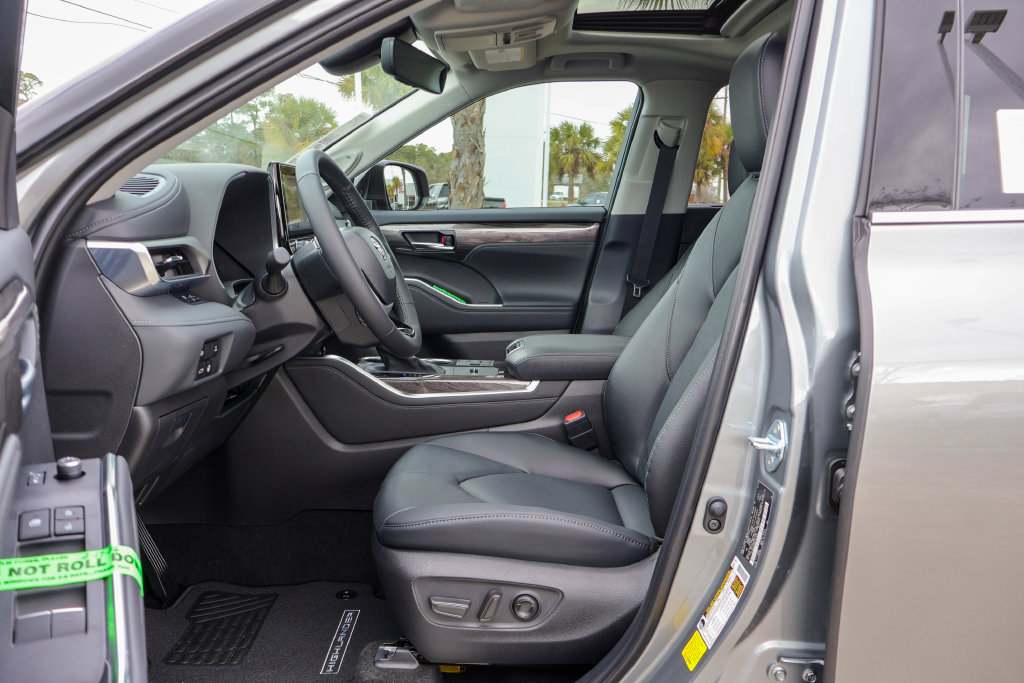 2026 Toyota Highlander Limited - Photo 9
