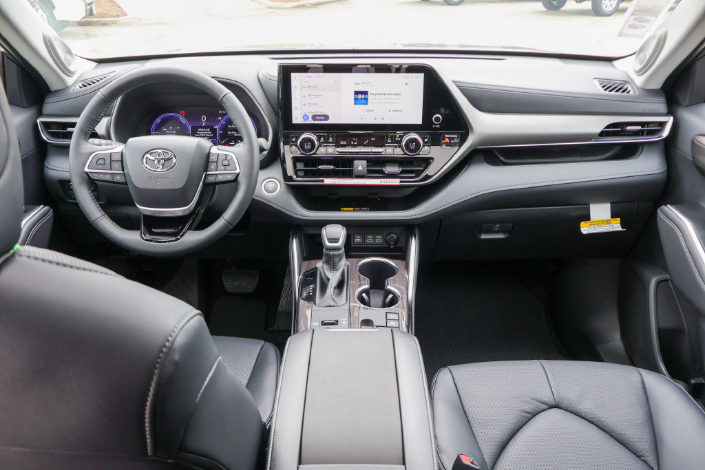 2026 Toyota Highlander Limited - Photo 8