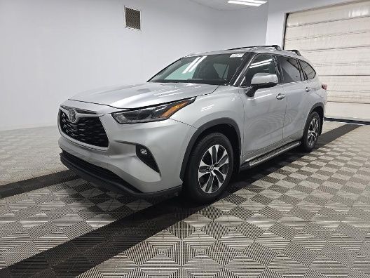 2021 Toyota Highlander XLE 4x2 V6's photo