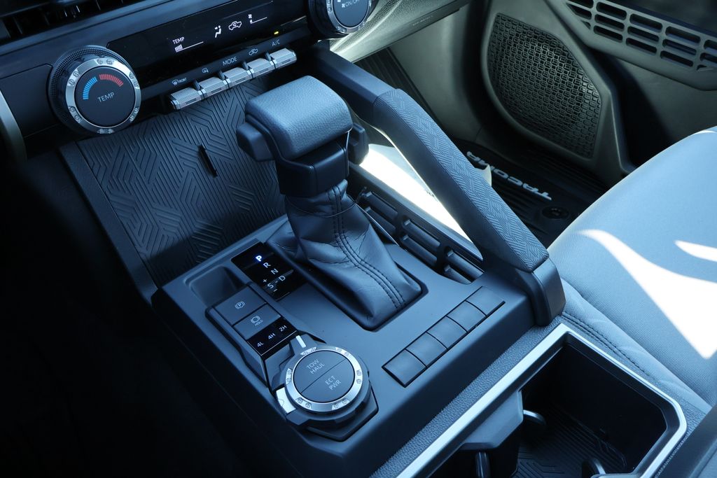 2025 Toyota Tacoma SR5 - Photo 13