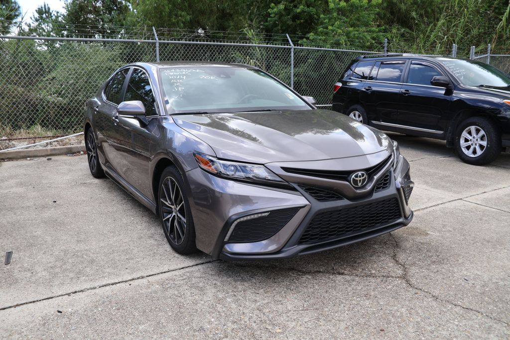 2022 Toyota Camry SE photo 2