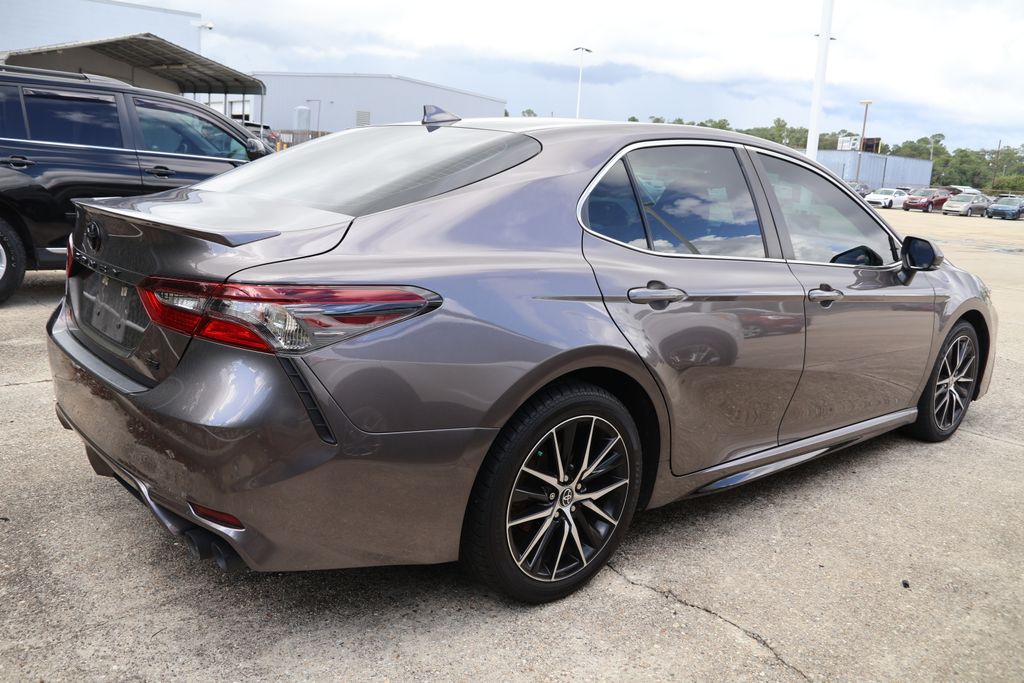 2022 Toyota Camry SE photo 3