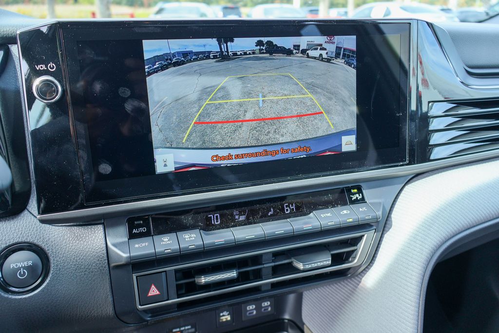 2026 Toyota Camry SE photo 4