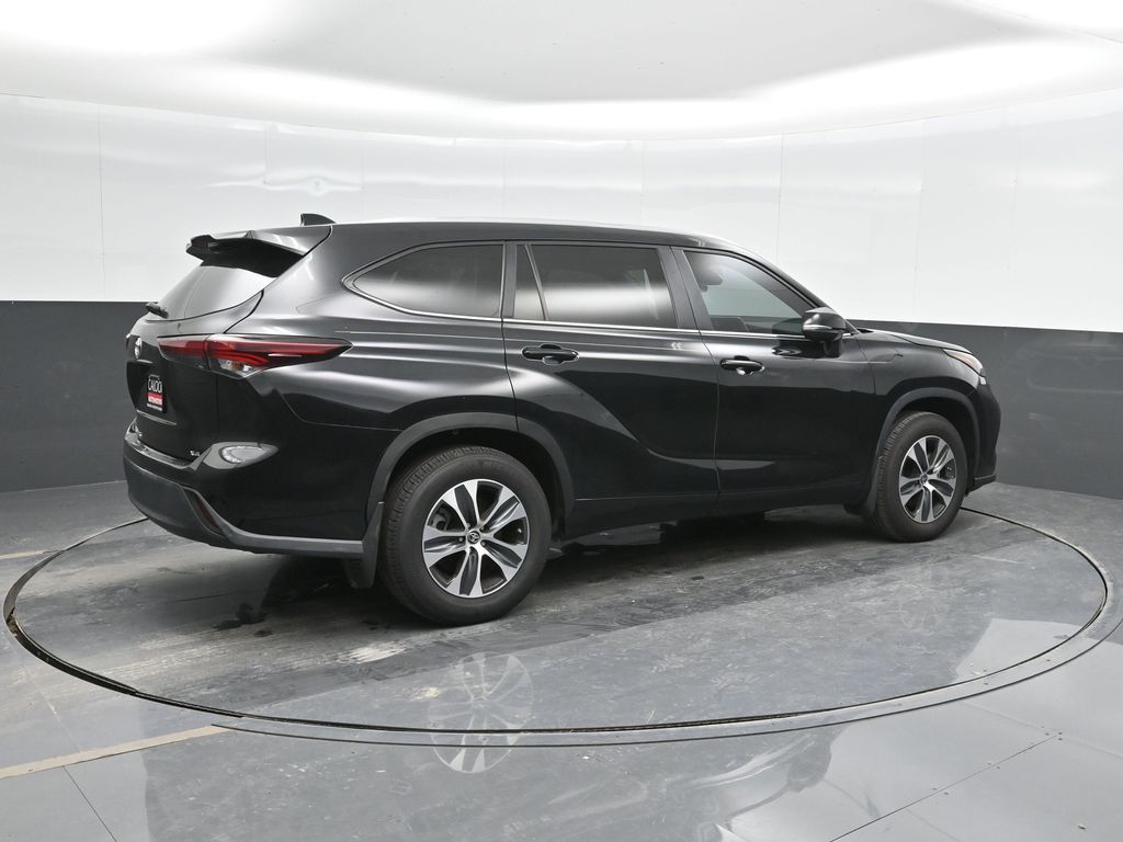 2024 Toyota Highlander XLE photo 2