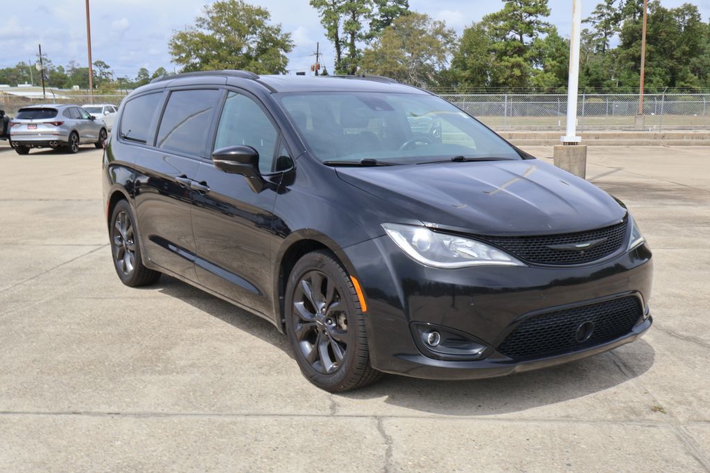 2019 Chrysler Pacifica Limited photo 2