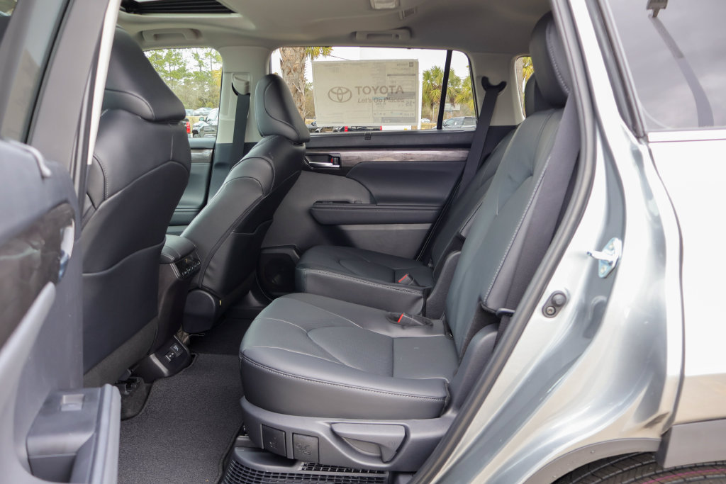 2026 Toyota Highlander Limited - Photo 10