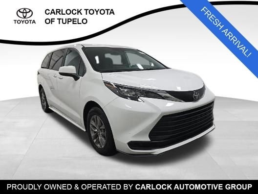2026 Toyota Sienna LE 8-Passenger Hybrid FWD's photo