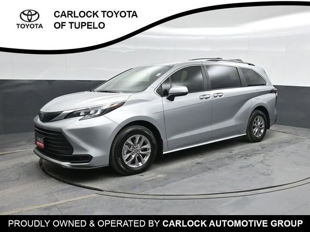 2025 Toyota Sienna LE's photo