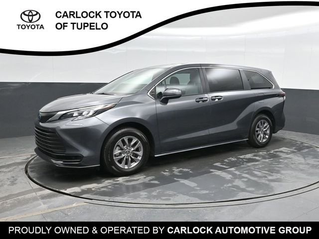 2025 Toyota Sienna LE's photo