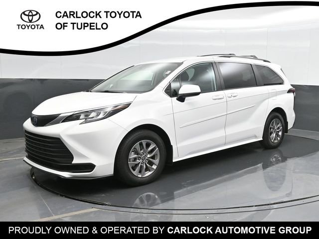 2022 Toyota Sienna LE's photo