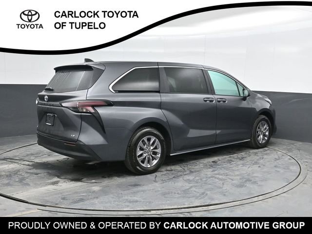 2025 Toyota Sienna LE photo 2