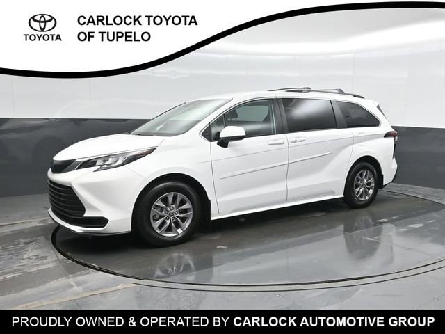 2022 Toyota Sienna LE's photo