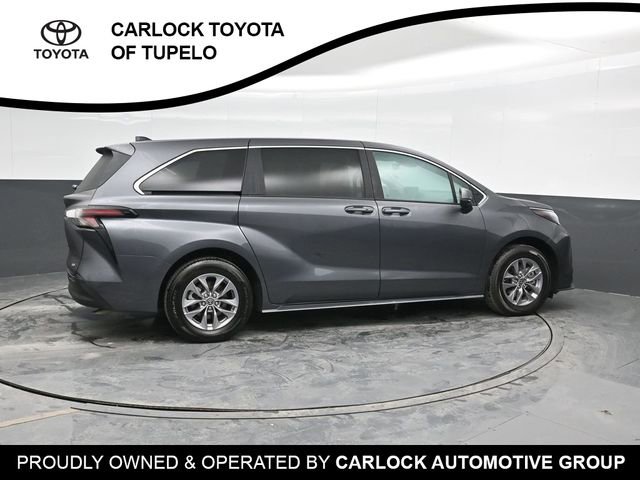 2025 Toyota Sienna LE photo 3