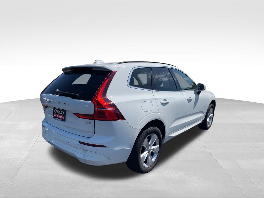 2022 Volvo XC60 B5 Momentum photo 2