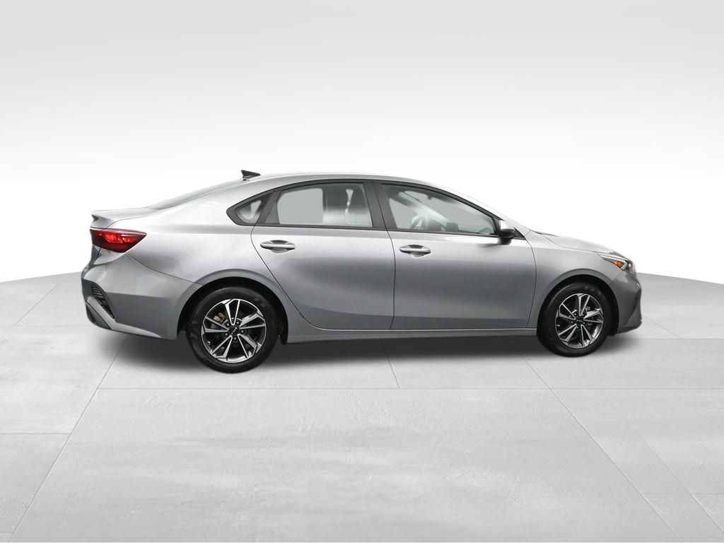 2023 Kia Forte LXS photo 2
