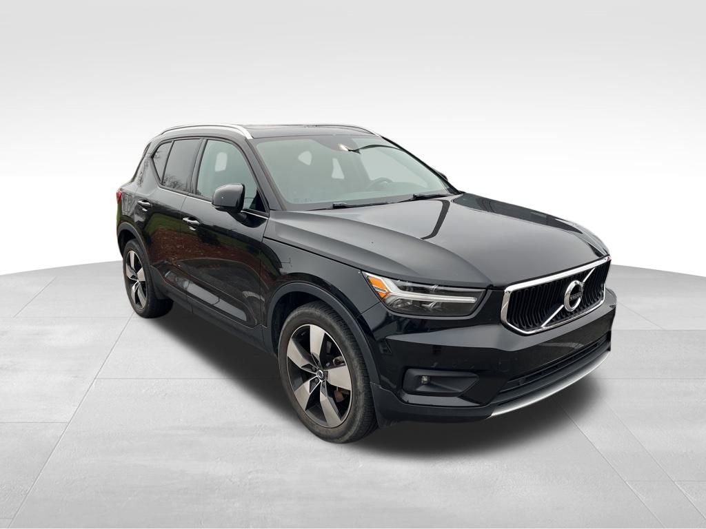 2021 Volvo XC40 T5 Momentum photo 2