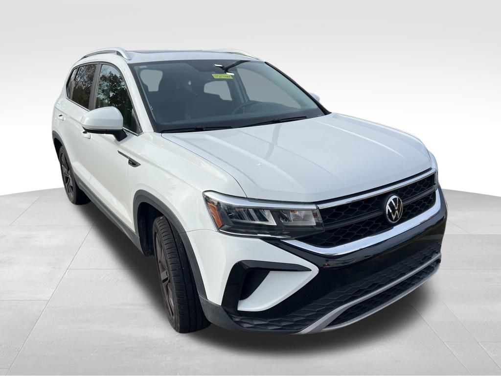 2022 Volkswagen Taos SE photo 2