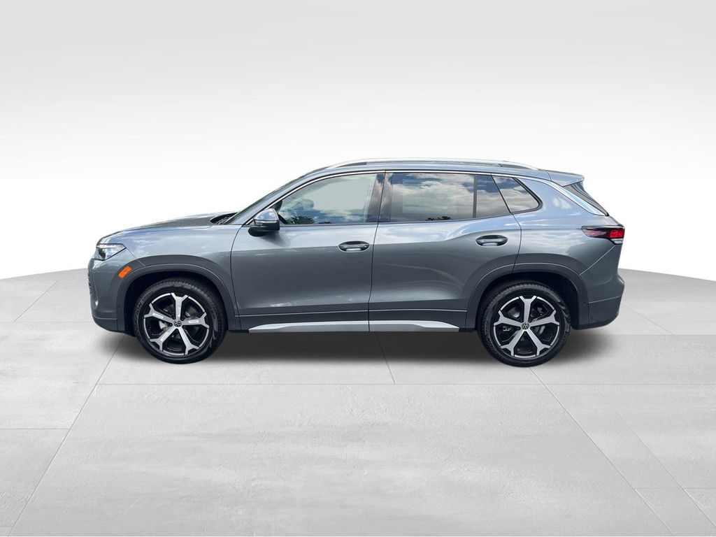 2025 Volkswagen Tiguan SE photo 3