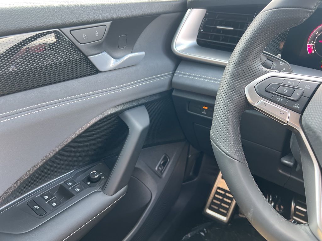 2026 Volkswagen Tiguan SE R-LINE BLACK - Photo 19