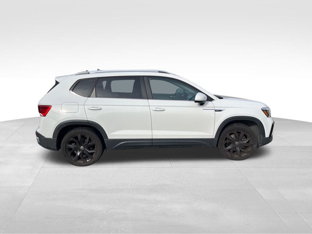 2022 Volkswagen Taos SE photo 3