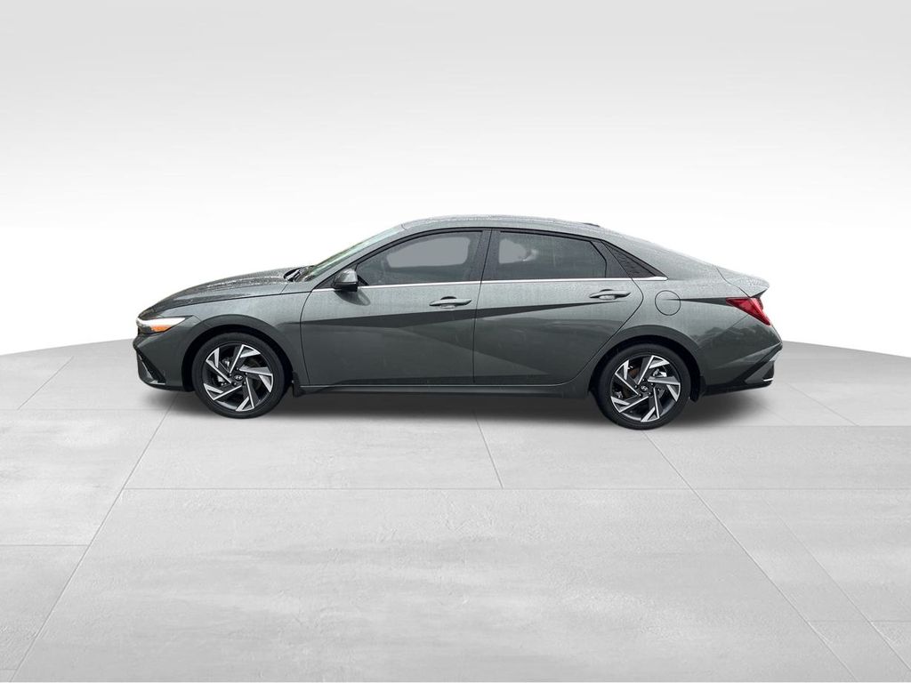2025 Hyundai Elantra Limited photo 3