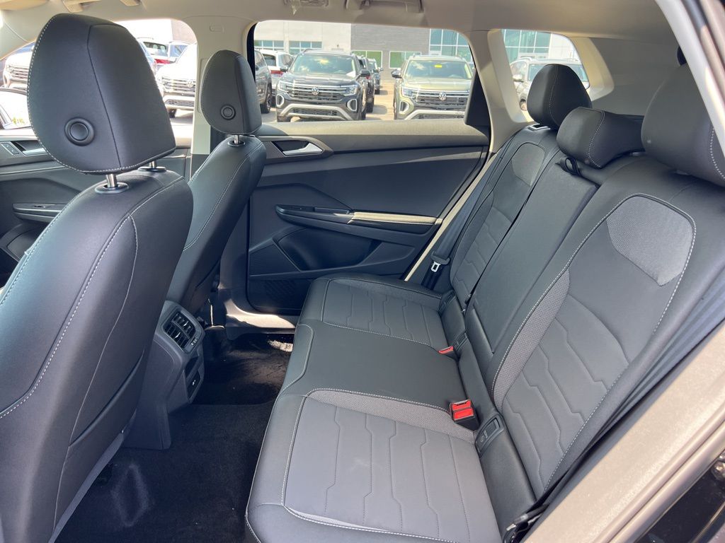 2025 Volkswagen Taos SE Black - Photo 24