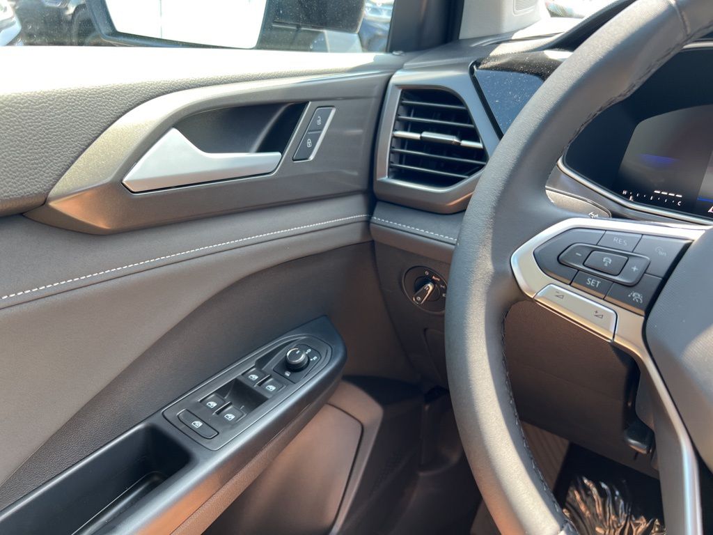 2025 Volkswagen Taos SE Black - Photo 18