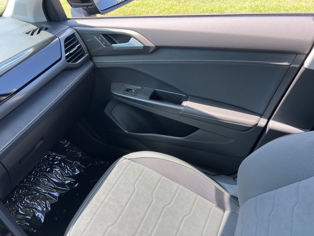 2025 Volkswagen Taos SE Black - Photo 26