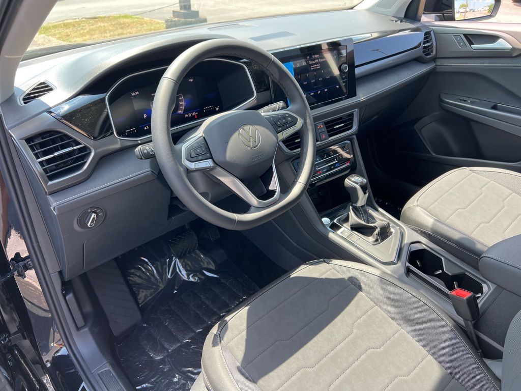 2025 Volkswagen Taos SE Black - Photo 14