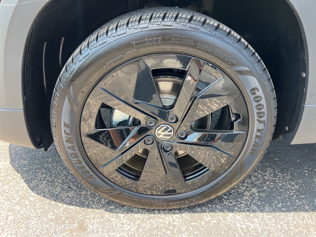 2025 Volkswagen Taos SE Black - Photo 7