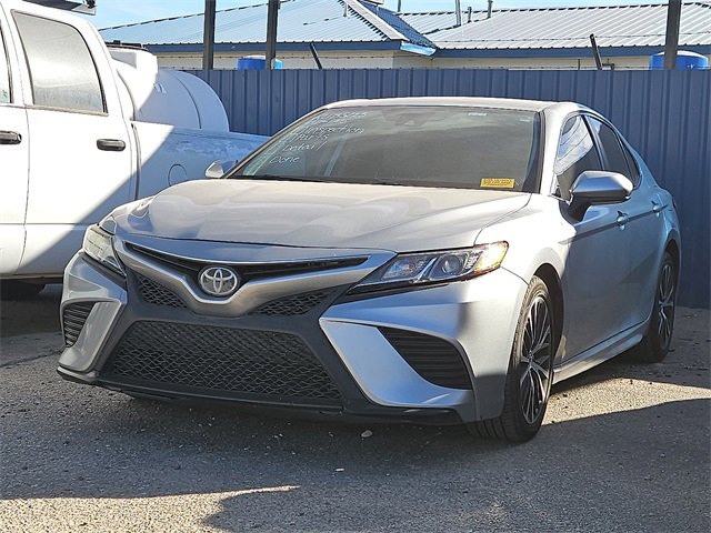 2019 Toyota Camry SE's photo