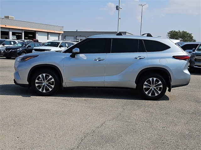 Used 2022 Toyota Highlander XLE with VIN 5TDHZRBH1NS242283 for sale in Carlsbad, NM