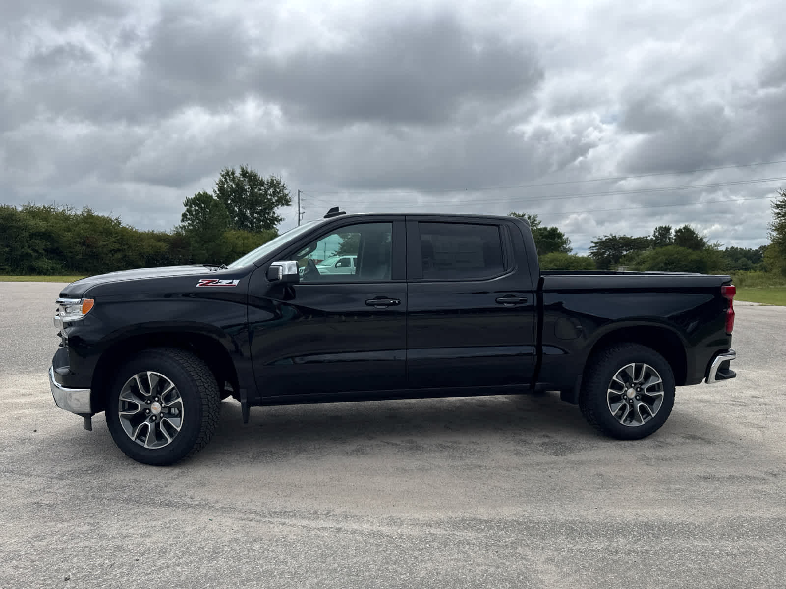 2025 Chevrolet Silverado 1500 LT photo 2