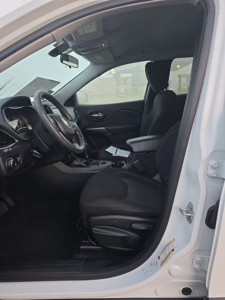 2020 Jeep Cherokee Latitude photo 2