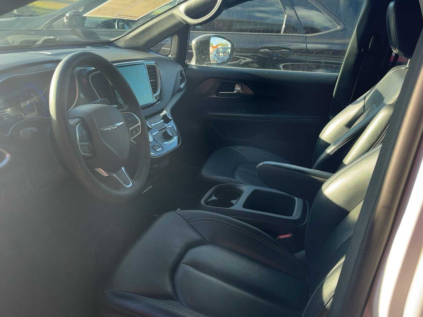 Used 2025 Chrysler Pacifica Select
