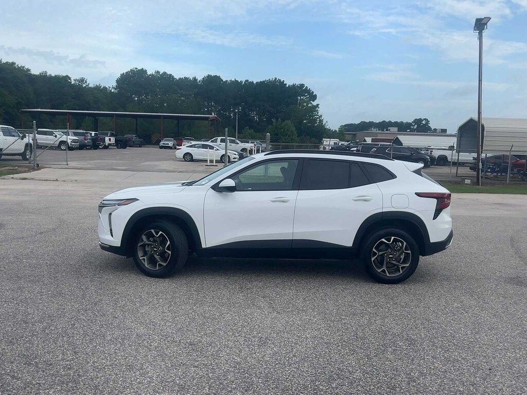 Used 2025 Chevrolet Trax LT SUV