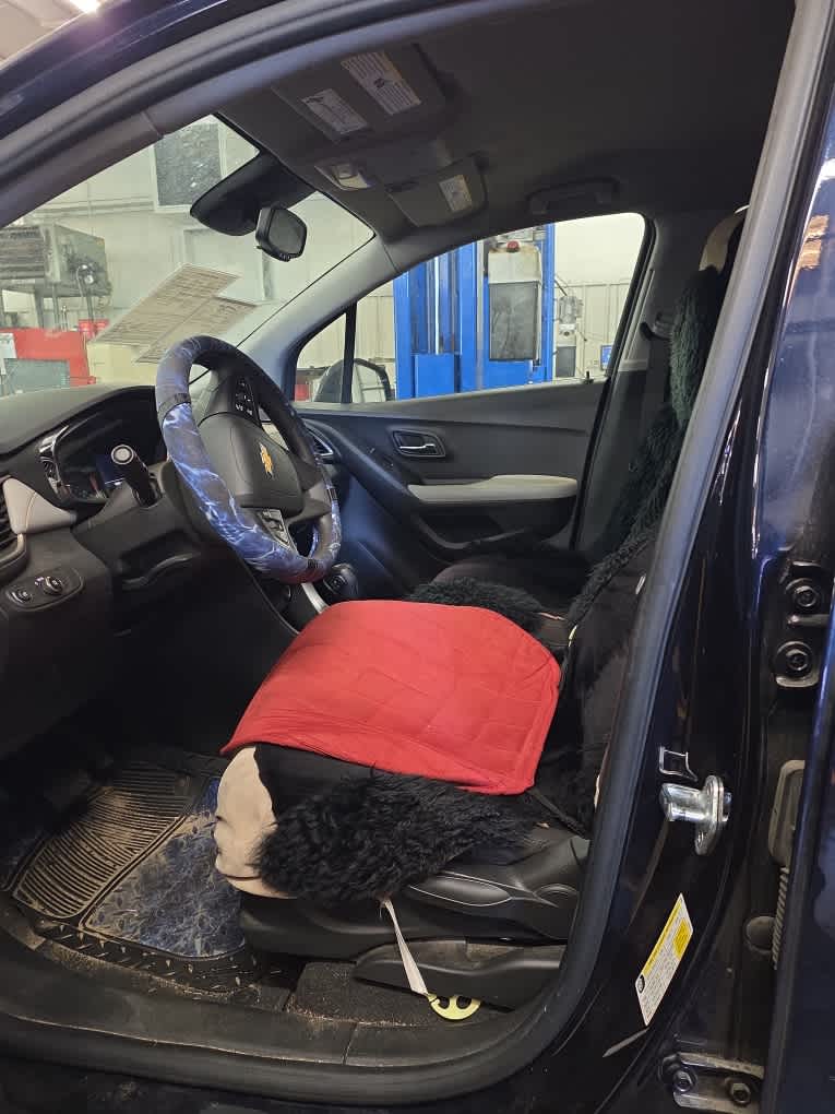 2022 Chevrolet Trax LS photo 2