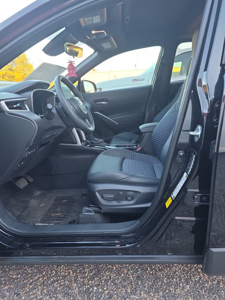 2024 Toyota Corolla Cross Hybrid XSE photo 2