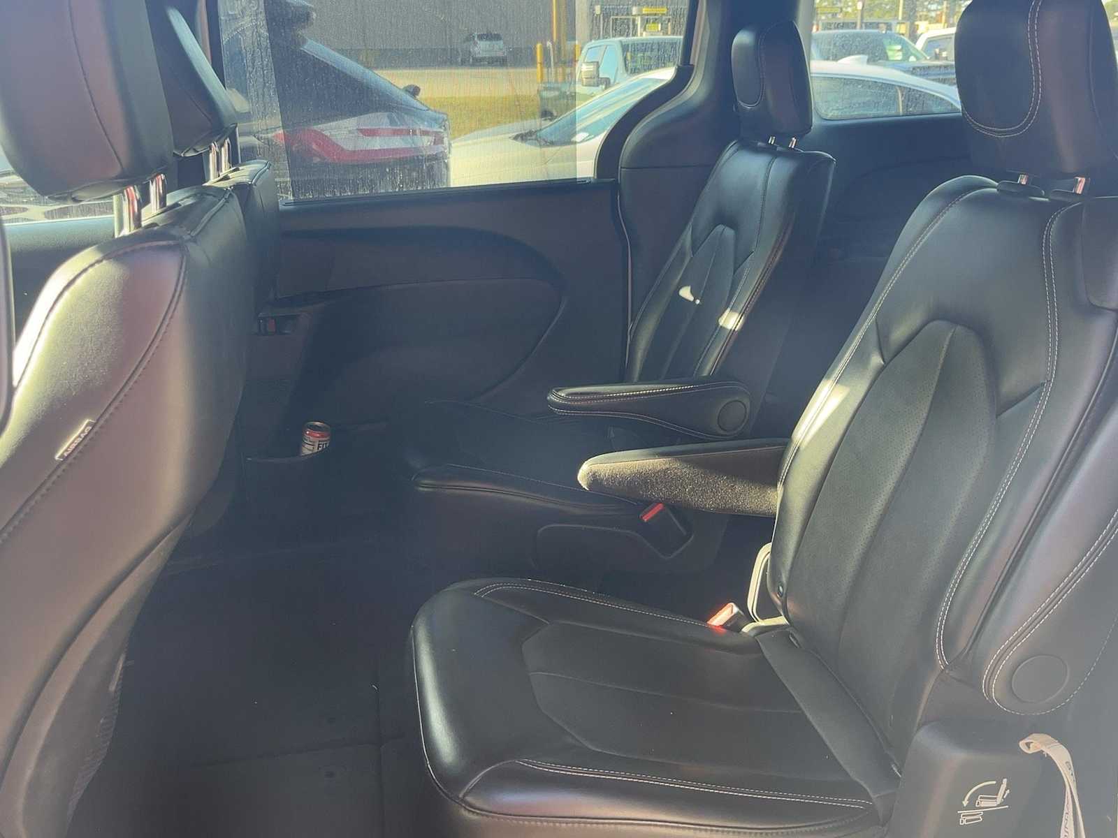 Used 2025 Chrysler Pacifica Select