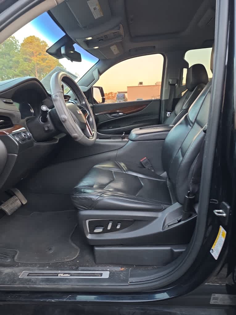 2019 Cadillac Escalade Luxury photo 2