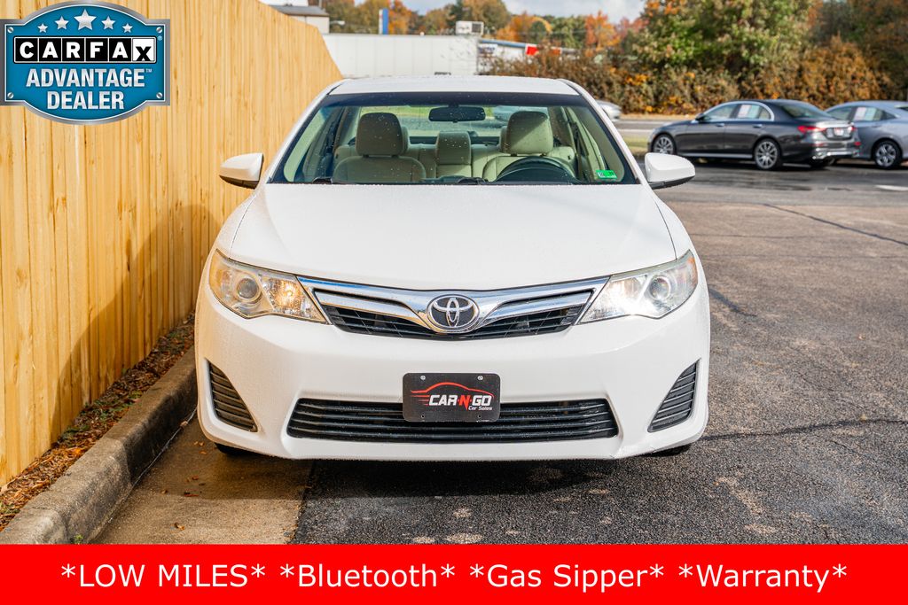 2014 Toyota Camry LE photo 2