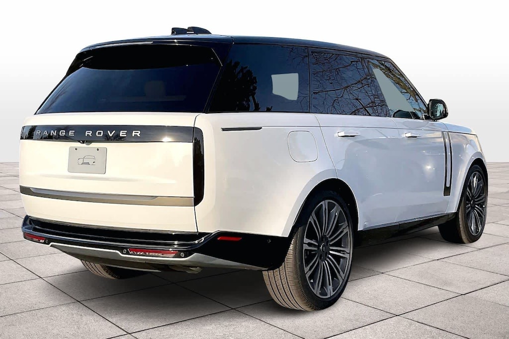 New 2025 Land Rover Range Rover SE P400 SWB