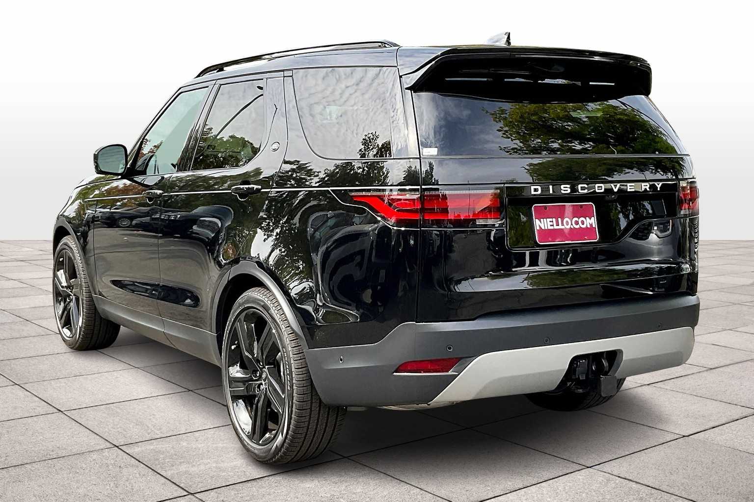2025 Land Rover Discovery S photo 3