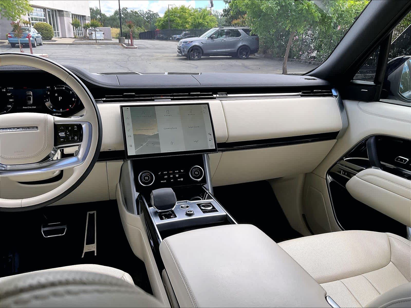 2023 Land Rover Range Rover SE photo 3